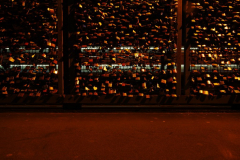 Hohenzollern-Bruecke-Liebesschloesser-Nacht-001